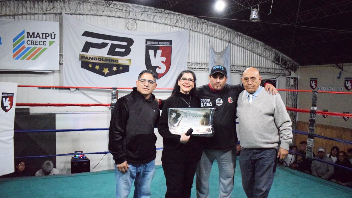Marita Bermúdez posa con el cuadro que le entregó el anfitrión Matías Lucero. Los acompañan Pablo Chacón y el flamante presidente de la Federación Mendocina de Box, Oscar Gualpa. Marita Bermúdez posa con el cuadro que le entregó el anfitrión Matías Lucero. Los acompañan Pablo Chacón y el flamante presidente de la Federación Mendocina de Box, Oscar Gualpa.