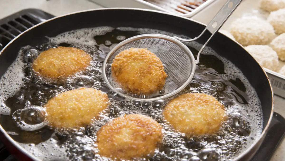 El truco definitivo para freír croquetas sin que se rompan y lograr la mejor receta.