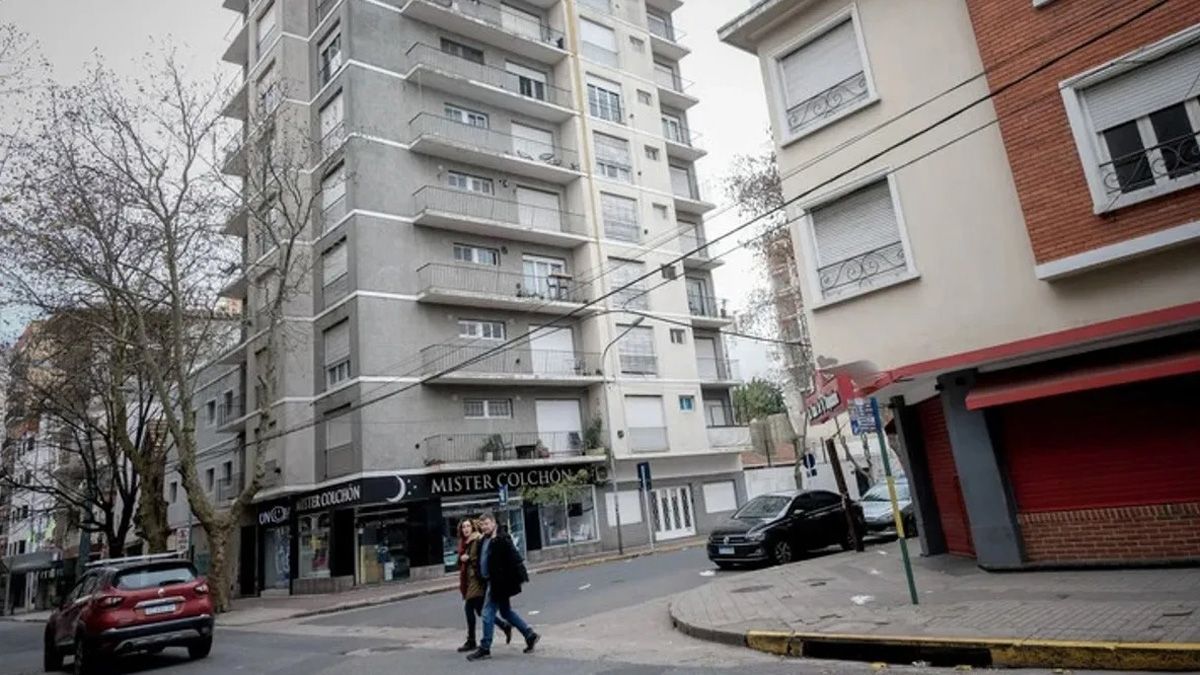 El edificio desde donde los menores arrojaban distintos elementos a la calle, en Mar del Plata, y por lo que se desató la pelea que terminó con el crimen de un joven