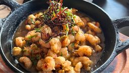 Camarones y langostinos por doquier en este restaurante.