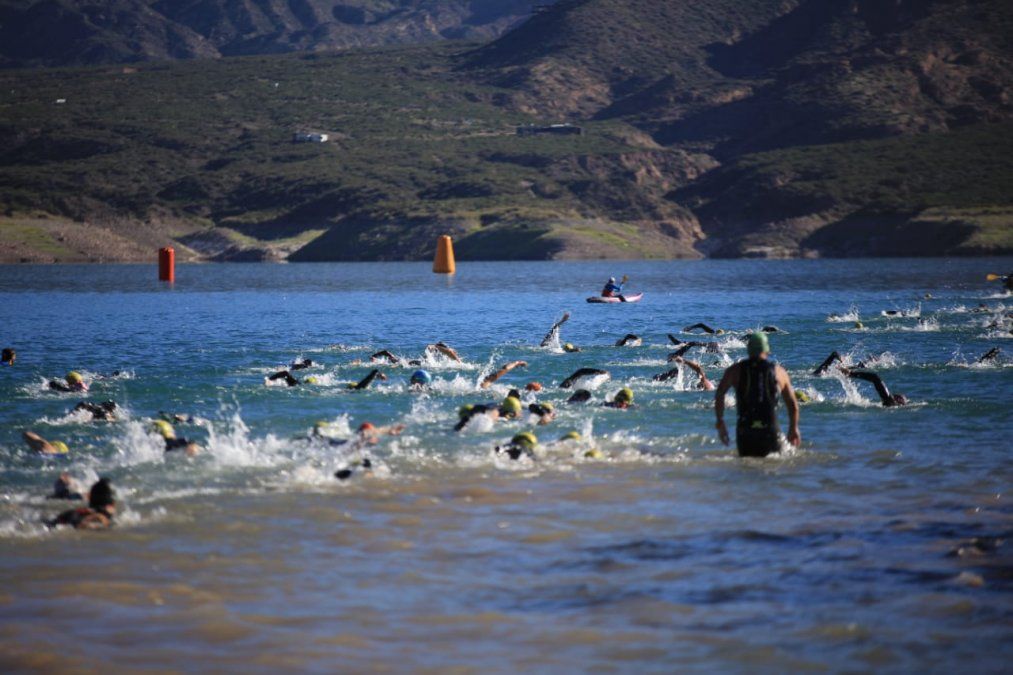 El Triatlón de Potrerillos se inició en las aguas del Dique.