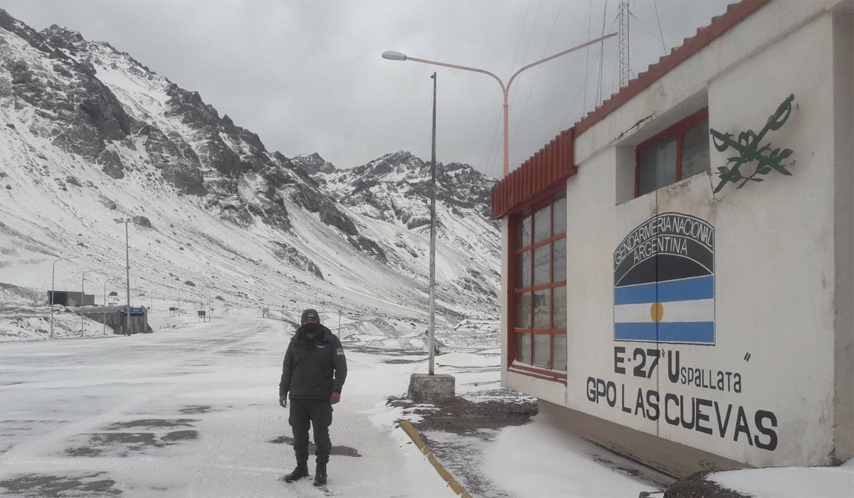 Las primeras imágenes de la nevada en Mendoza. La montaña se cubrió de nieve en Uspallata. Foto: Escuadrón 27 de Gendarmería Nacional.