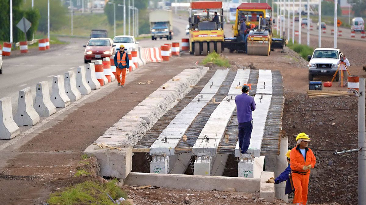 Hay licitaciones para obras públicas que son declaradas desiertas porque las empresas temen que las ofertas se devalúen en poco tiempo.