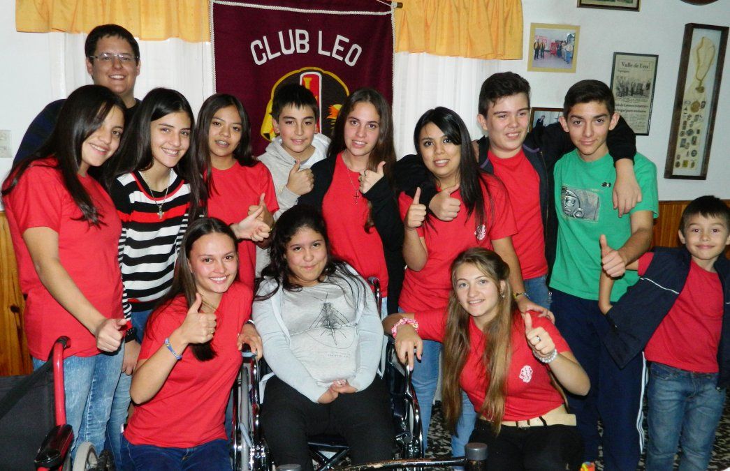 Candela ya tiene su nueva silla de ruedas gracias al Club Leo