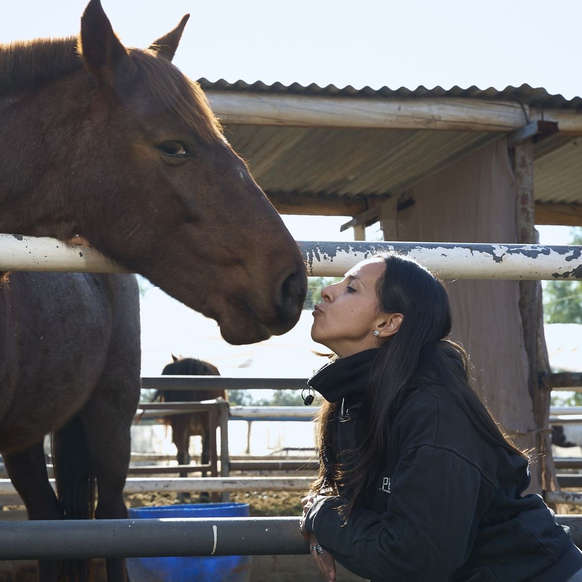 Yésica Valenzuela junto a Armeline, en una clara demostración de amor hacia los caballos y el cuidado que se les da en la Asociación Pempa.