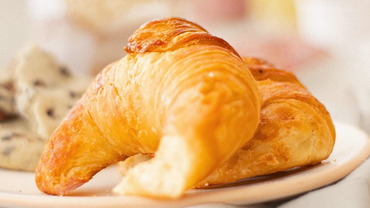 La receta de las medialunas de manteca lleva ingredientes sencillos y el resultado es una masa tierna y esponjosa cubierta con una capa de almíbar. Foto: gentileza desayunospersonalizados. .