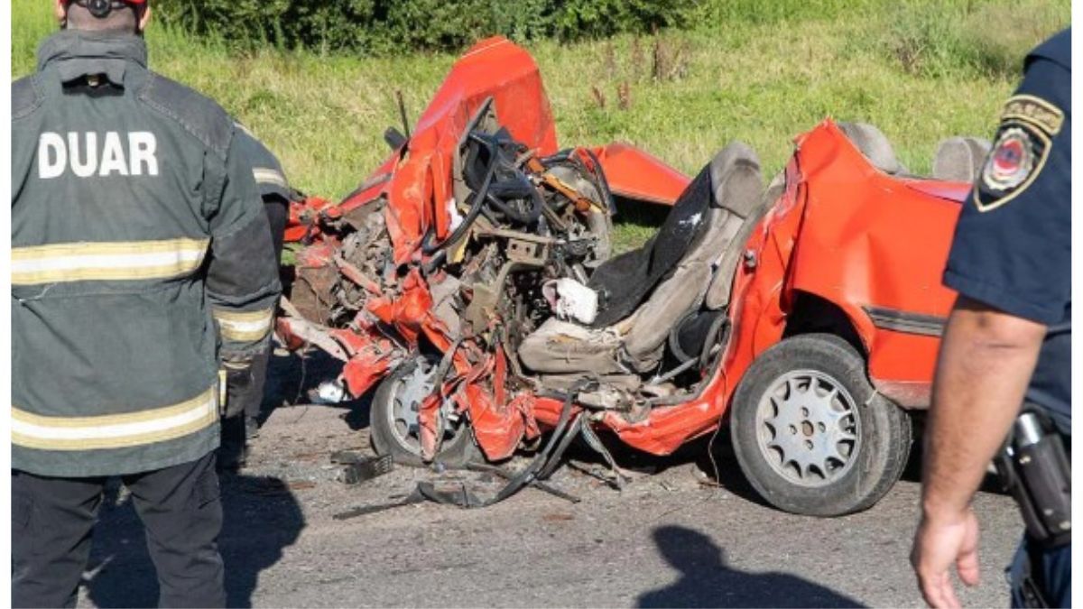 El impresioante estado en el que quedó el Renault 18 de la familia mendocina. Foto: diario El Puntal Río Cuarto