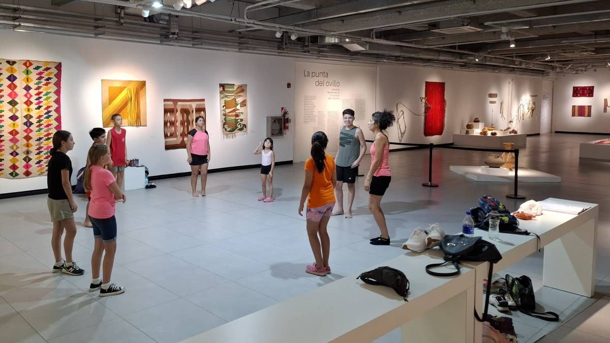 Talleres de expresión artística se desarrollan en el museo y otros espacios culturales de Ciudad para darle vida a una colonia de verano diferente para los chicos.