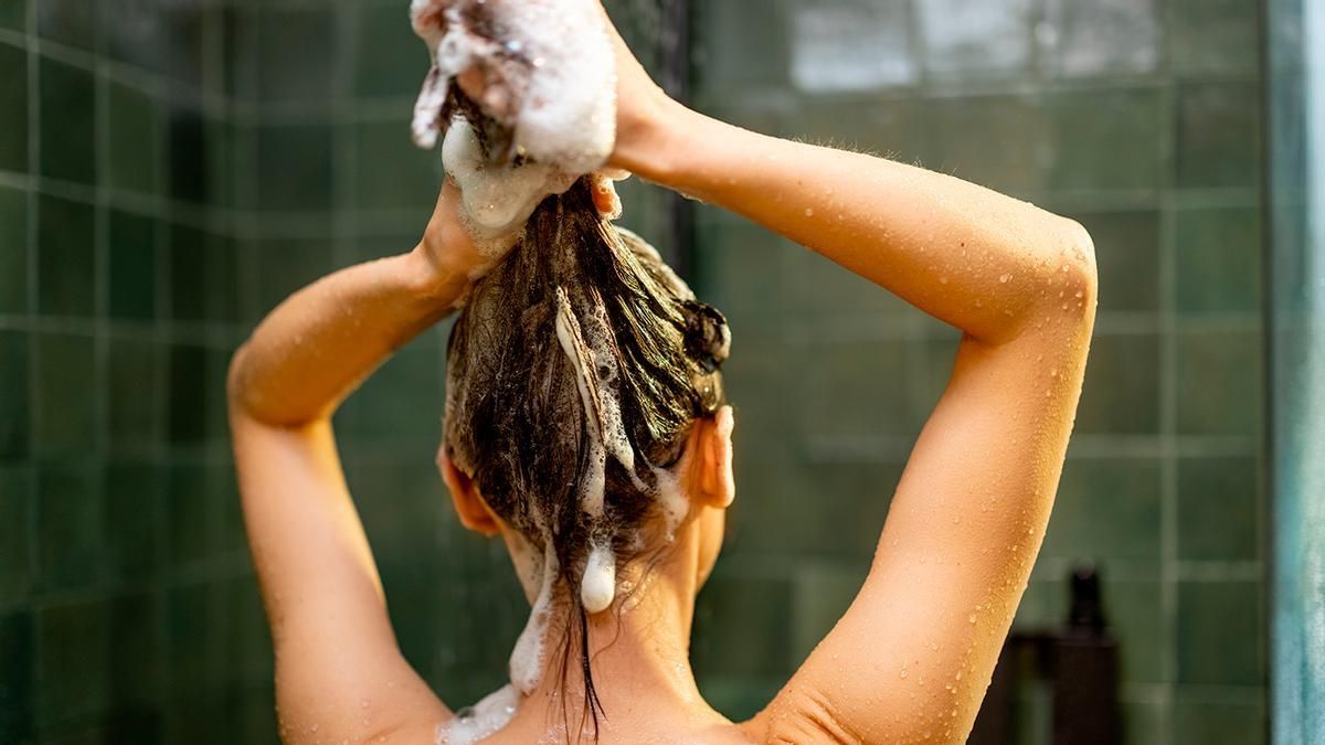 Cuando finalices tu lavado aclara tu cabello con agua fría. Cuando finalices tu lavado aclara tu cabello con agua fría.