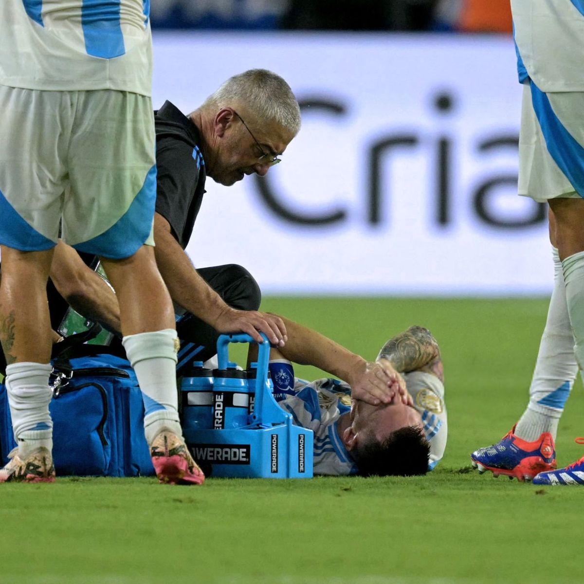 Messi en el momento que lo atienden, previo a salir por lesión. Messi en el momento que lo atienden, previo a salir por lesión.