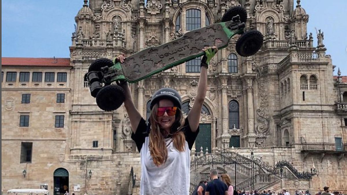 Evangelina Evan González. Tiene 27 años y recorre el mundo a bordo de su skate eléctrico. Actualmente, acaba de concluir el recorrido de 676 kilómetros por el camino de Santiago de Compostela.