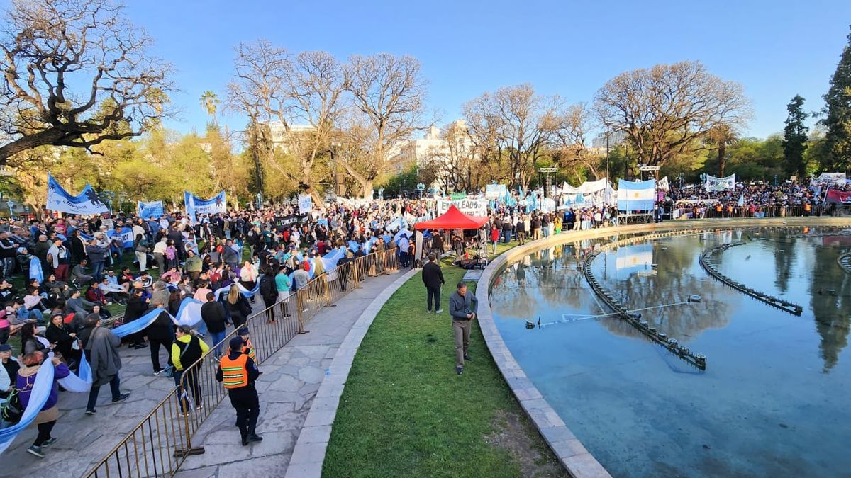 La última marcha universitaria luego de que Milei vetera la ley de financiamiento universitario. La última marcha universitaria luego de que Milei vetera la ley de financiamiento universitario.