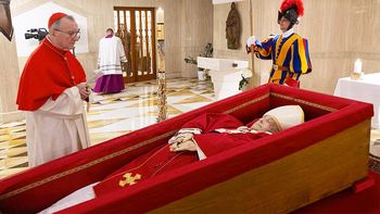 El Vaticano difundió las primeras fotos del papa Francisco tras el fallecimiento