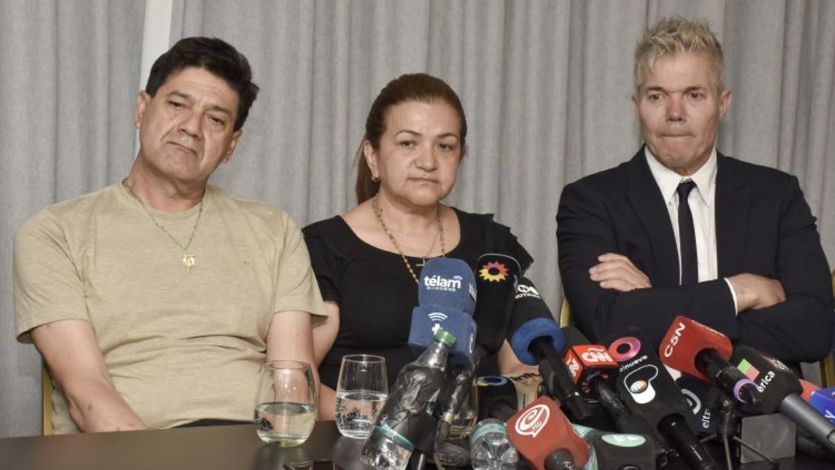 Los padres de Fernando Báez Sosa junto al abogado Fernando Burlando, tras la audiencia de la Cámara de Casación Penal Los padres de Fernando Báez Sosa junto al abogado Fernando Burlando, tras la audiencia de la Cámara de Casación Penal