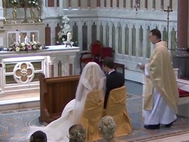 Video: iba a ser una boda normal hasta que el cura sorprendió a todos