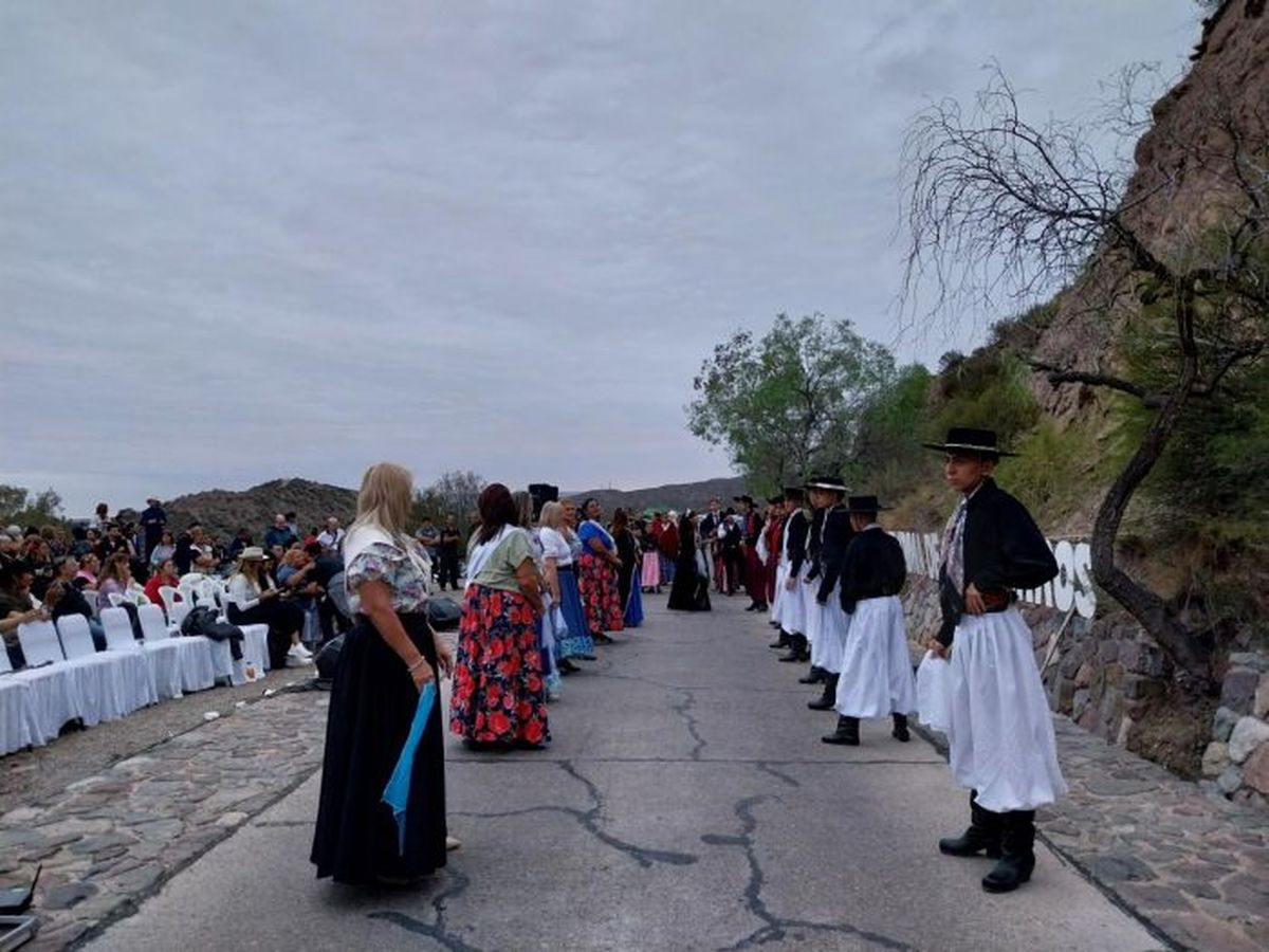 Bailes de distintos países limítrofes disfrutaron cientos de personas en los cerros que rodean el teatro griego Frank Romero Day. Bailes de distintos países limítrofes disfrutaron cientos de personas en los cerros que rodean el teatro griego Frank Romero Day.