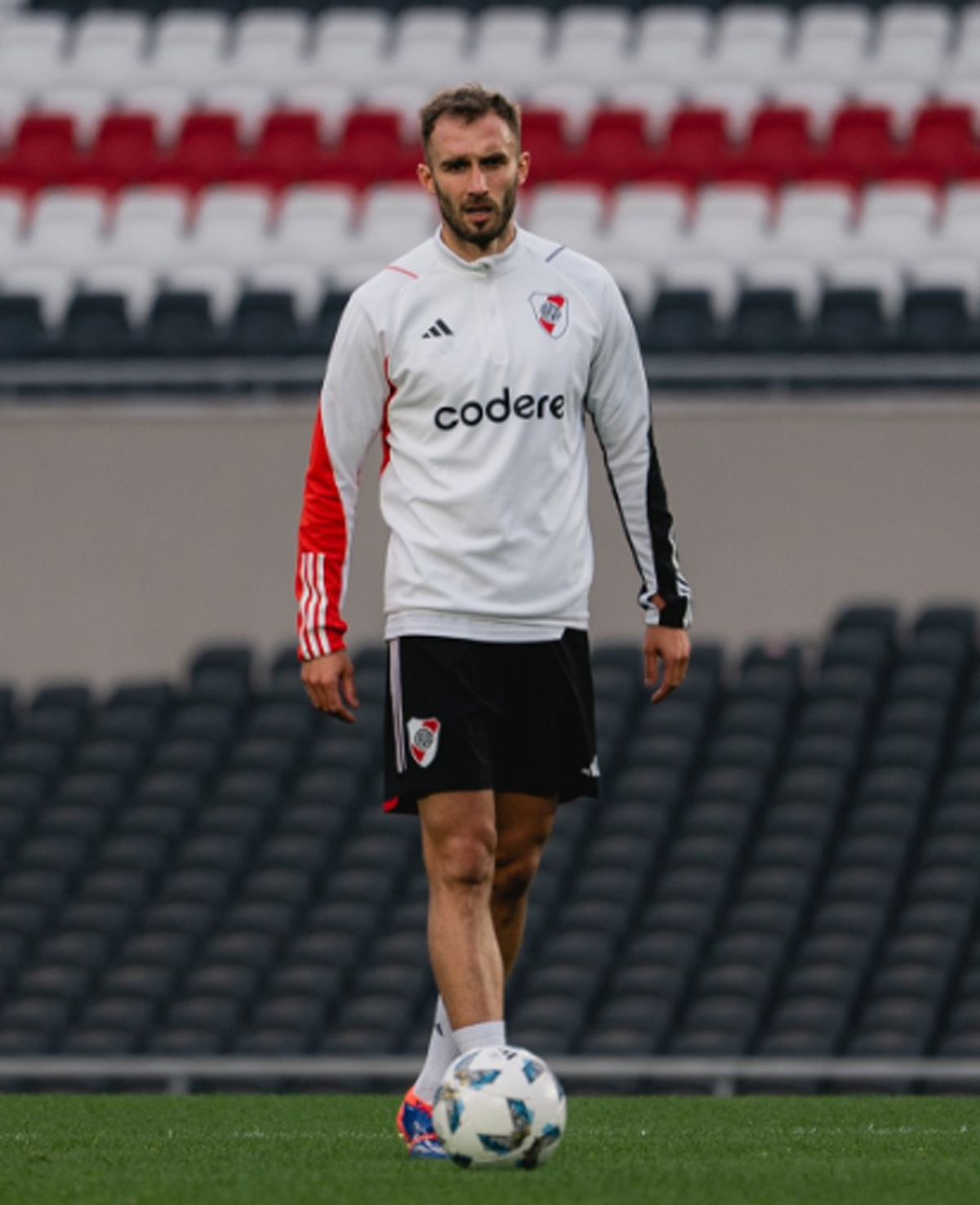 Pezzella se entrenó y el DT decidirá cuando debuta. Pezzella se entrenó y el DT decidirá cuando debuta.