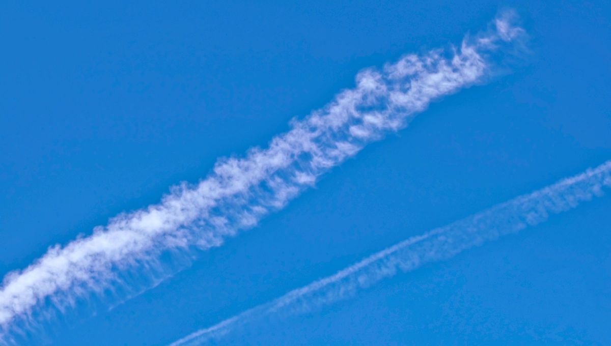 Las estelas de condensación se forman al mezclar aire caliente de los motores del avión con aire frío a grandes alturas Las estelas de condensación se forman al mezclar aire caliente de los motores del avión con aire frío a grandes alturas