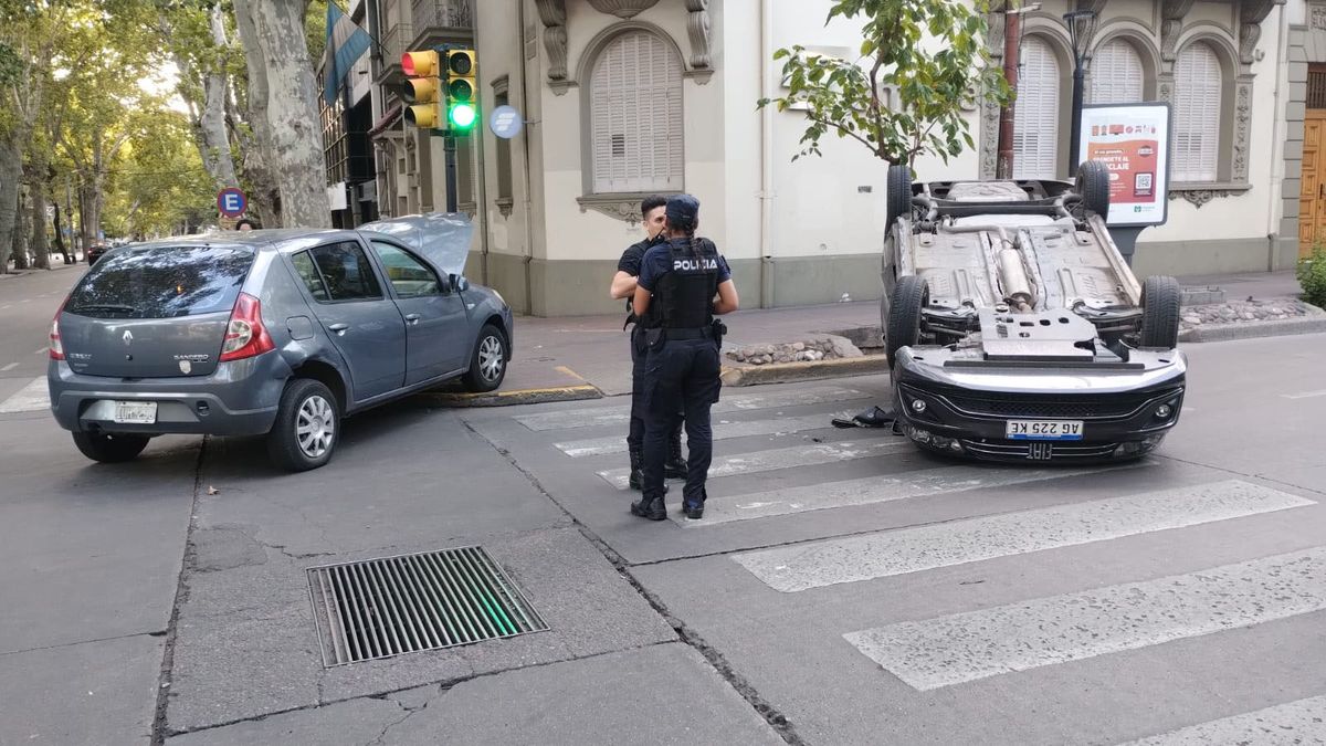 El conductor del Renault Sandero contó que es panadero y se levanta muy temprano para trabajar. Reconoció que se quedó dormido y cruzó en rojo. El conductor del Renault Sandero contó que es panadero y se levanta muy temprano para trabajar. Reconoció que se quedó dormido y cruzó en rojo.