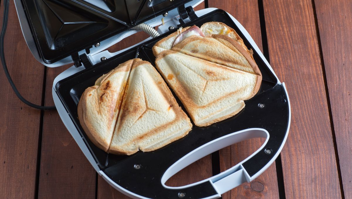 La sandwichera debe limpiarse cuando est&aacute; caliente.&nbsp;