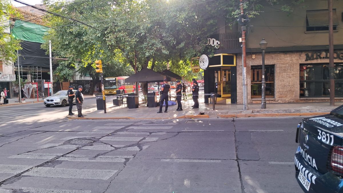 El hombre en situación de calle se acercó a una panchería a pedir ayuda