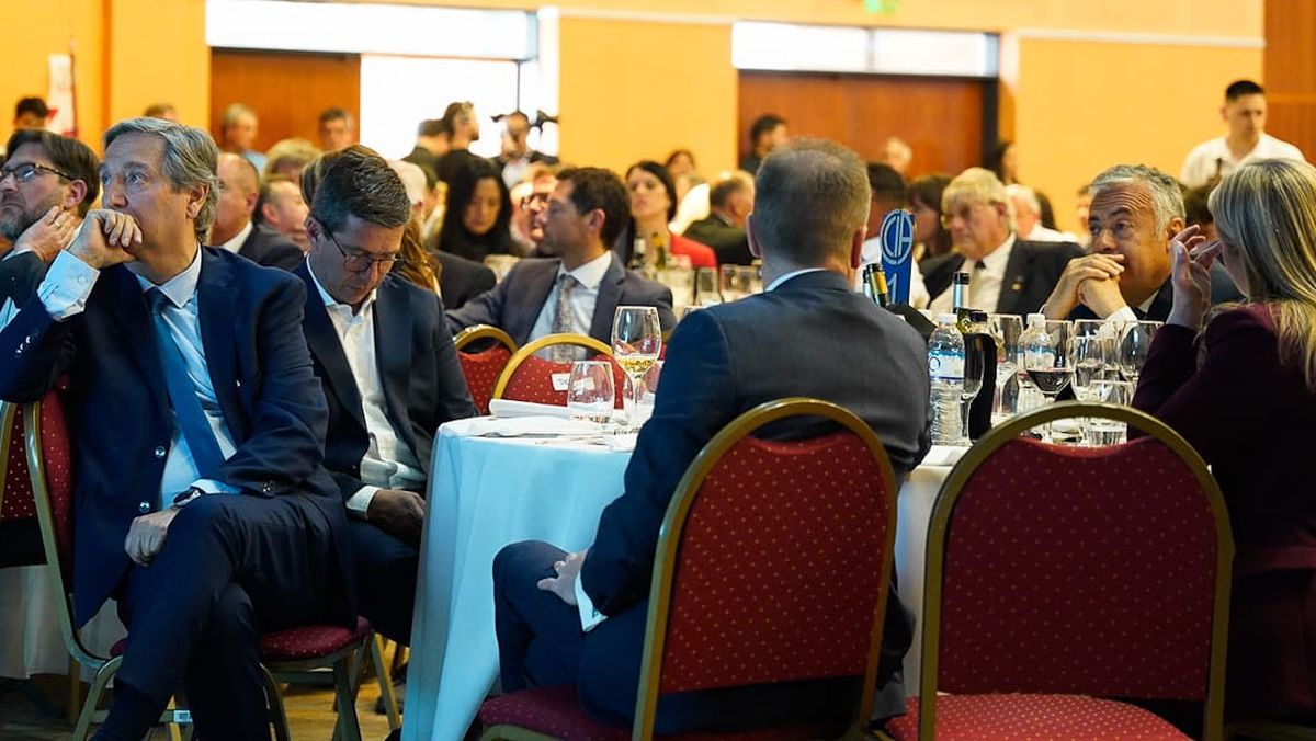 Emir Félix y Alfredo Cornejo compartieron la mesa por un momento en el Almuerzo de las Fuerzas Vivas en San Rafael. Emir Félix y Alfredo Cornejo compartieron la mesa por un momento en el Almuerzo de las Fuerzas Vivas en San Rafael.