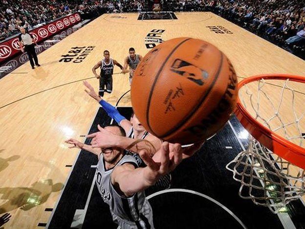 Hasta con los ojos cerrados: Ginóbili brilló en la victoria de los Spurs