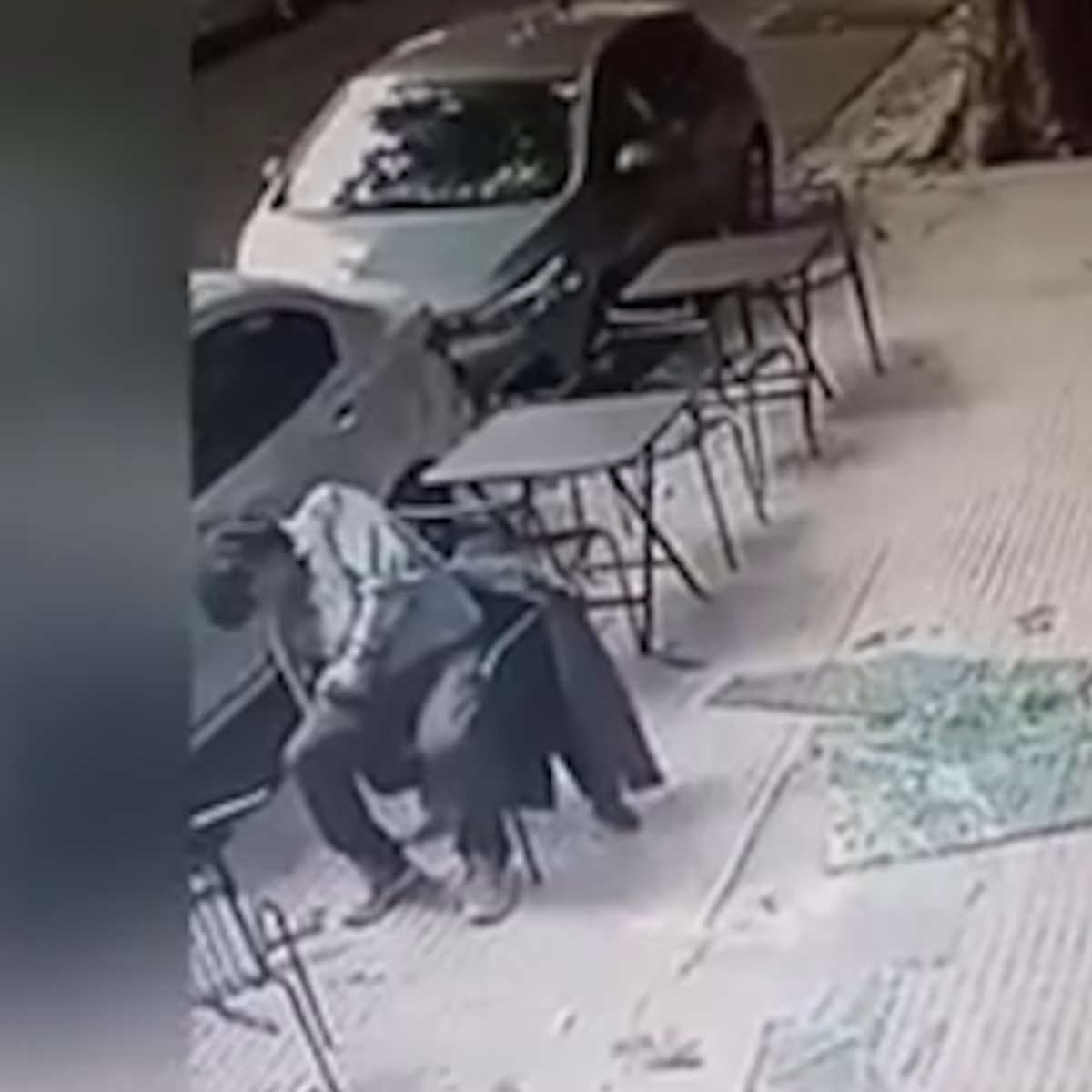 Casi lo mata. A un hombre se le cayó una placa de vidrio y se salvó de milagro. Casi lo mata. A un hombre se le cayó una placa de vidrio y se salvó de milagro. 