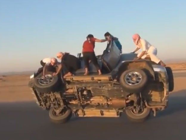 Sin parar el auto: cambian las ruedas de forma tan acrobática como riesgosa