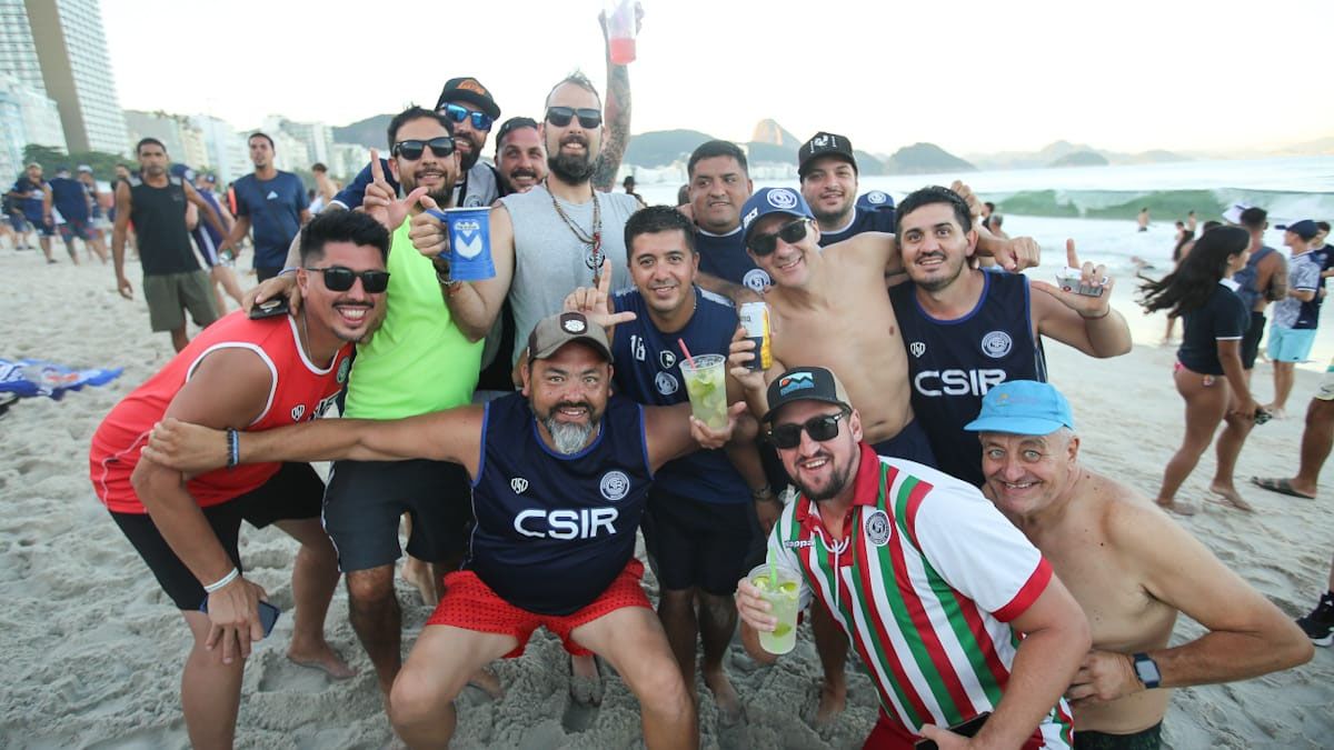 Los hinchas de la Lepra le pusieron color y calor a la espera del partido con Fluminense.