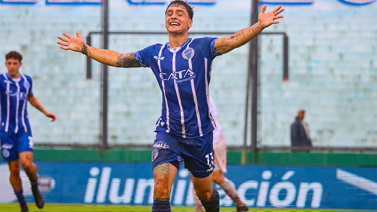 Godoy Cruz, de la mano de Martínez Dupuy, le ganó a Barracas en medio de una gran lluvia y cortó la mala racha