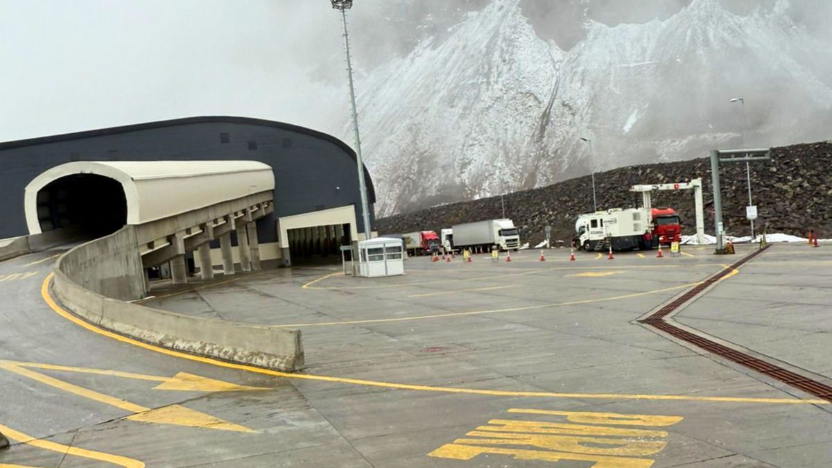 Cayó nieve en la frontera con Chile y el complejo Los Libertadores lucía así este viernes.