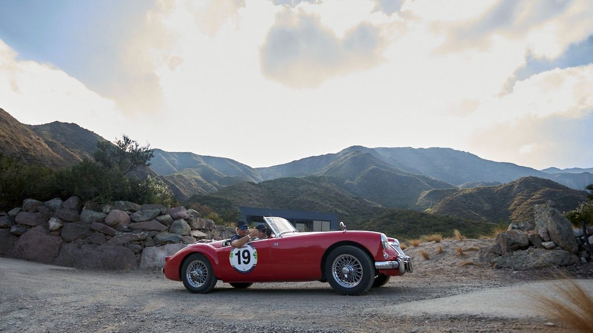Los coches en carrera conforman una galería de diseños, estéticas y tecnologías que abarca a todo el siglo XX.