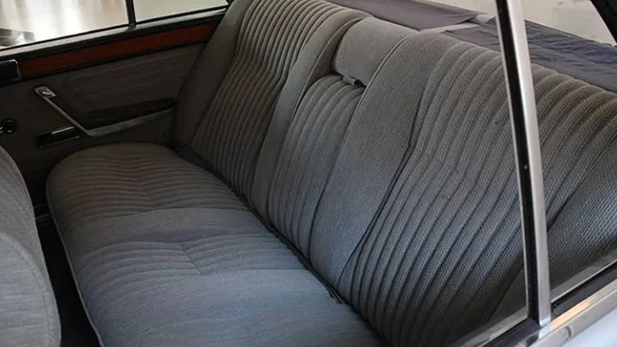 Los asientos del Fiat 130 Berlina están tapizados en pana y son de una notable comodidad