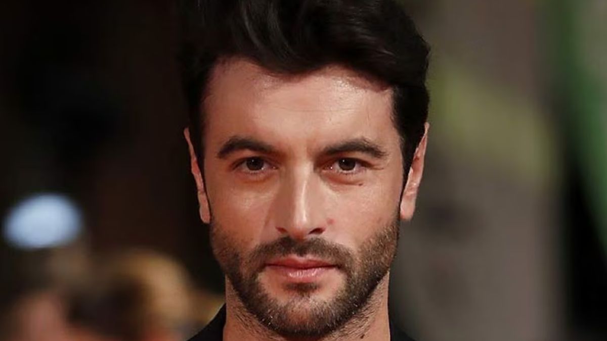 El actor español Javier Rey cosechó elogios por su papel del doctor García en la serie de Netflix.