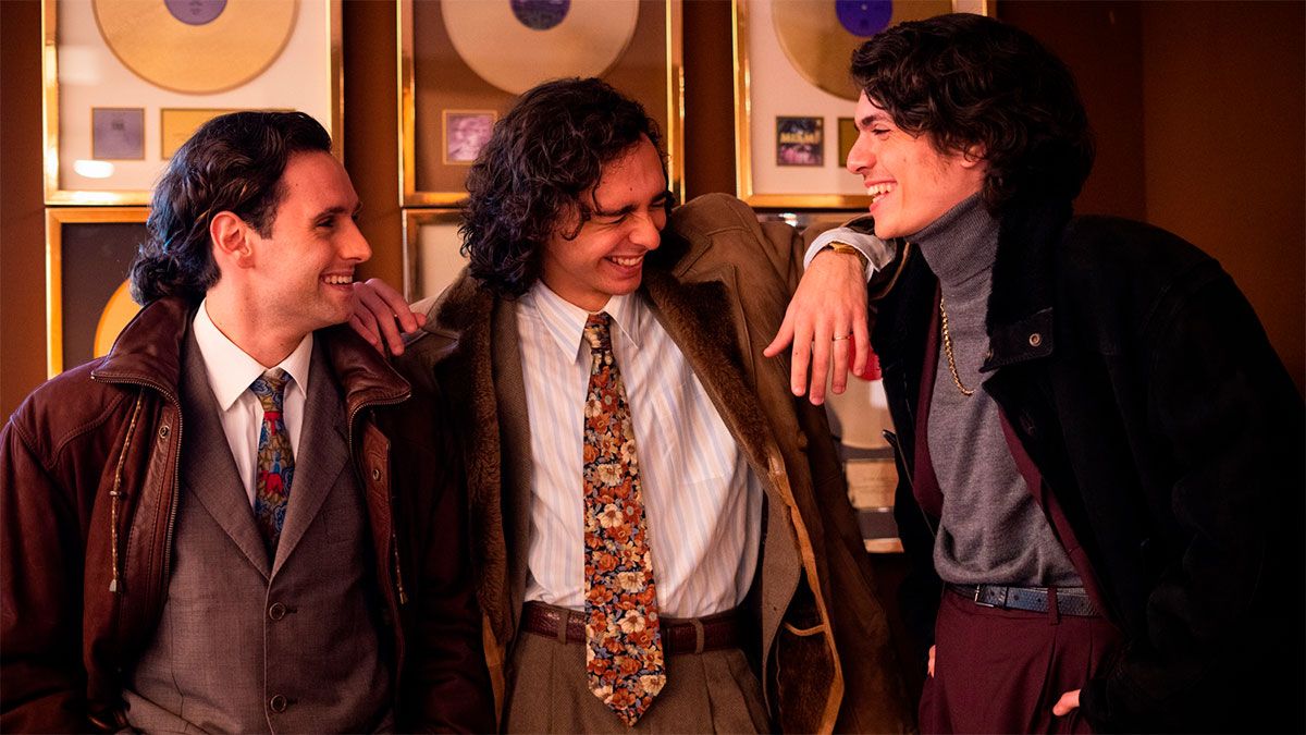 Tres hermanos se convierten en grandes productores musicales buscados por la ley. Tres hermanos se convierten en grandes productores musicales buscados por la ley.