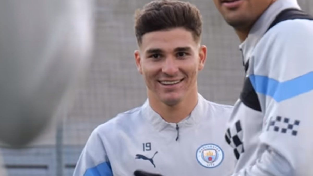 Julián Álvarez fue recibido por sus compañeros del Manchester City