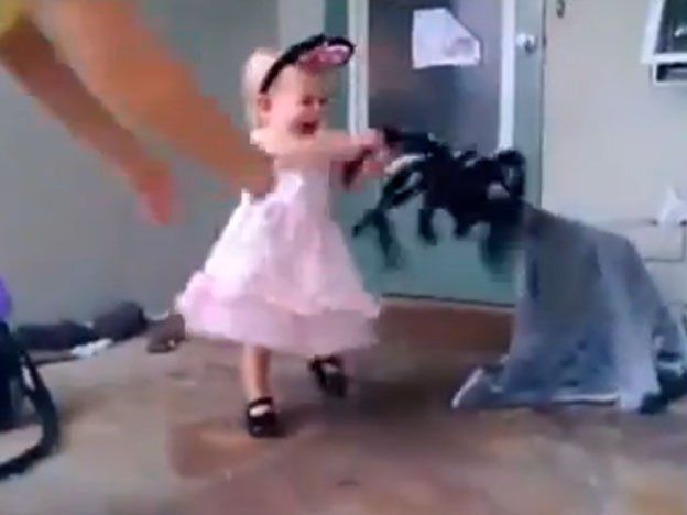 Bronca e indignación por la broma de una madre a una bebé de 2 años