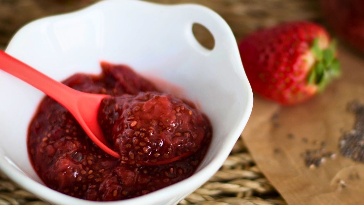 La mermelada de semillas de chía y frutillas sin azúcar es una opción sin TACC perfecta para untar panes y tostadas. Foto: gentileza postresoriginales. La mermelada de semillas de chía y frutillas sin azúcar es una opción sin TACC perfecta para untar panes y tostadas. Foto: gentileza postresoriginales.