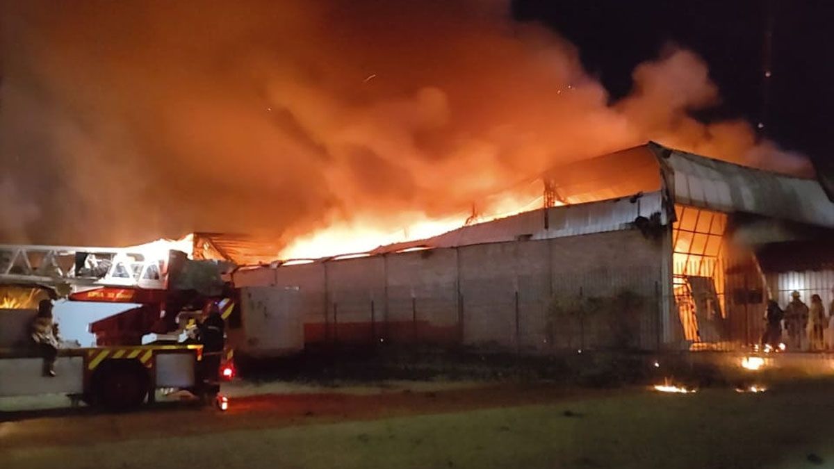 Como consecuencia del incendio en el galpón de Acceso Sur y calle Castro Barros, de Luján, las pérdidas fueron totales.