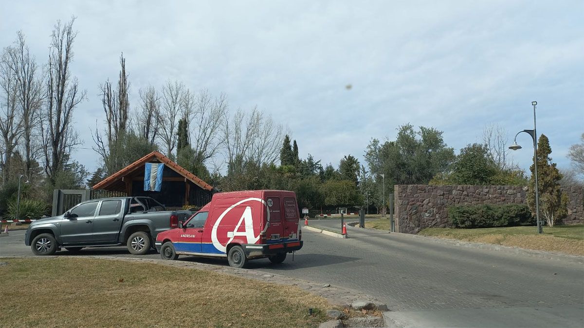 Las víctimas fueron atacadas por tres delincuentes que los amenazaron con un destornillador, los golpearon y encerraron en una habitación.