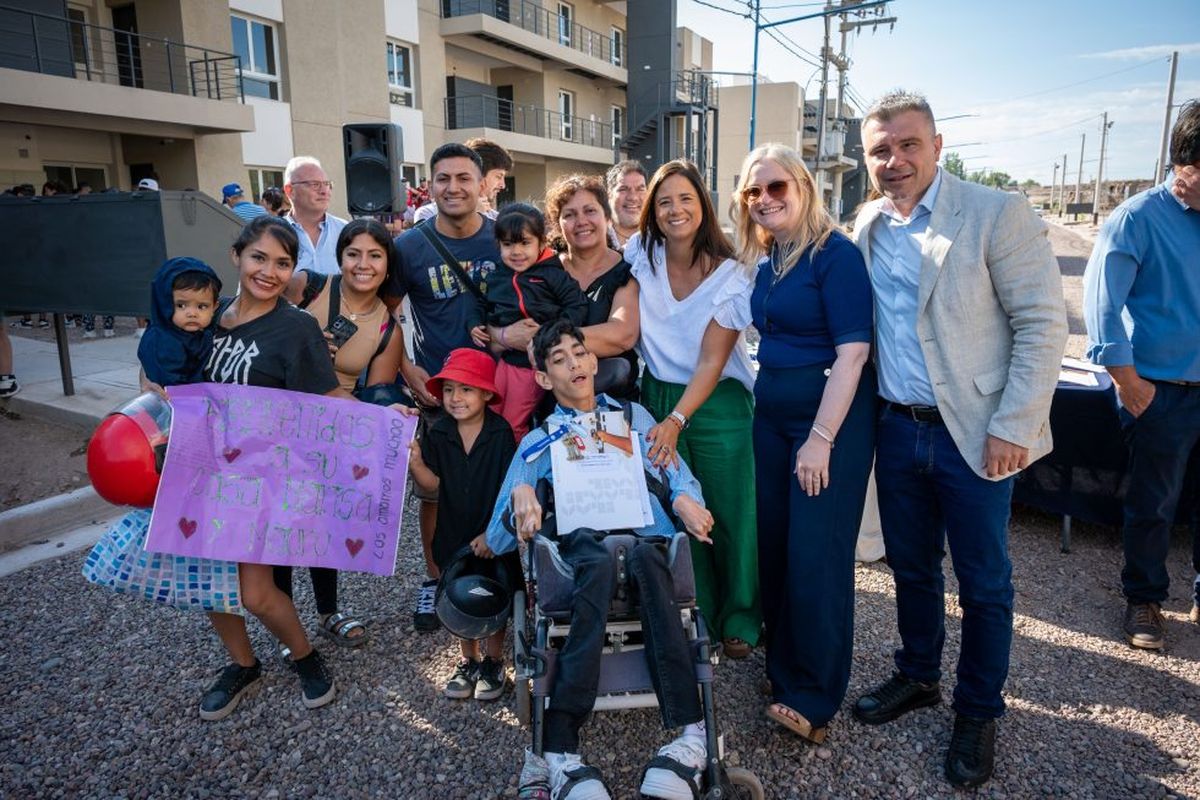 Adjudicados de casas del IPV y funcionarios. Adjudicados de casas del IPV y funcionarios.