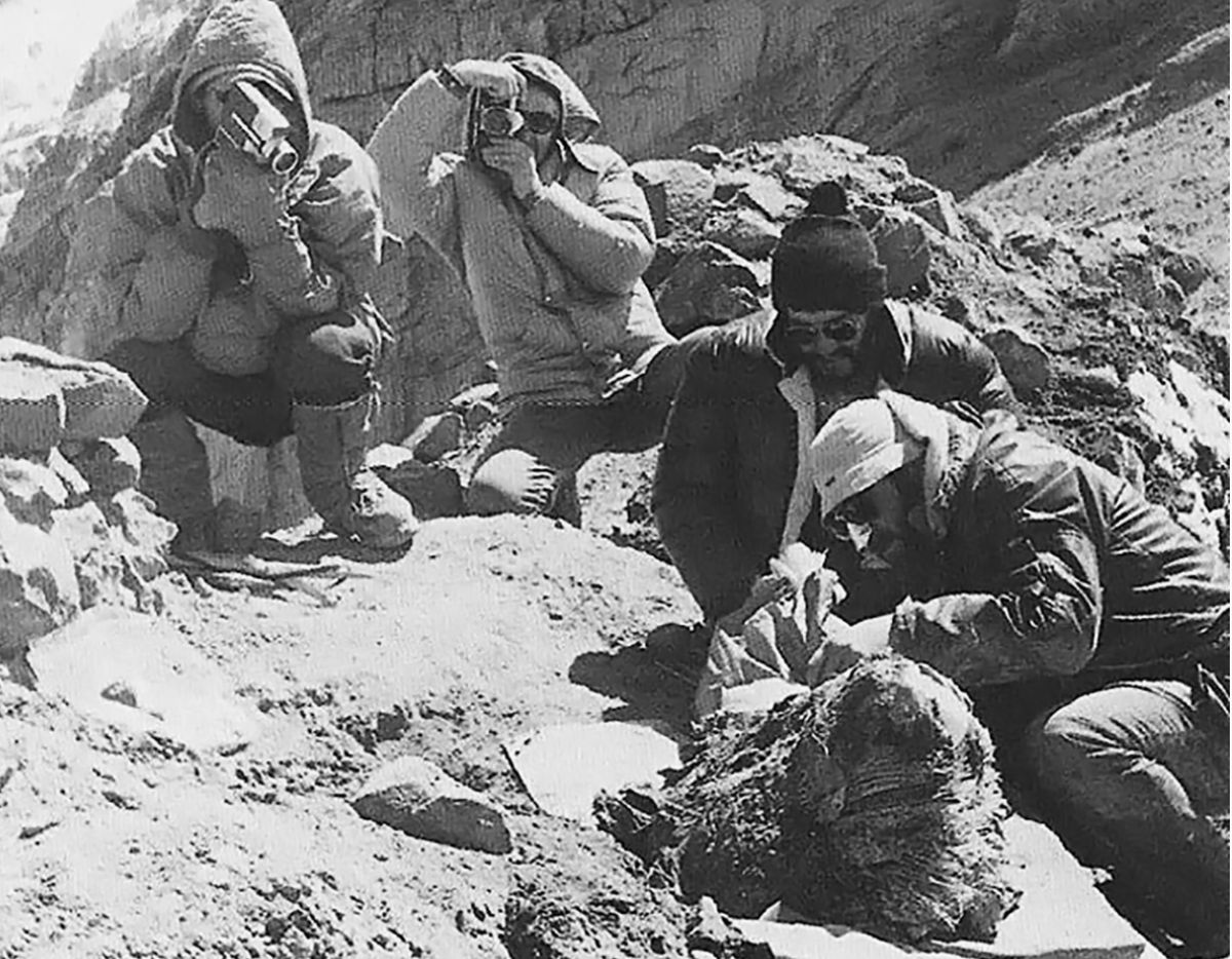 Los andinistas documentaron la momia ante de empezar la preparación del paquete para su posterior transporte. Los andinistas documentaron la momia ante de empezar la preparación del paquete para su posterior transporte.