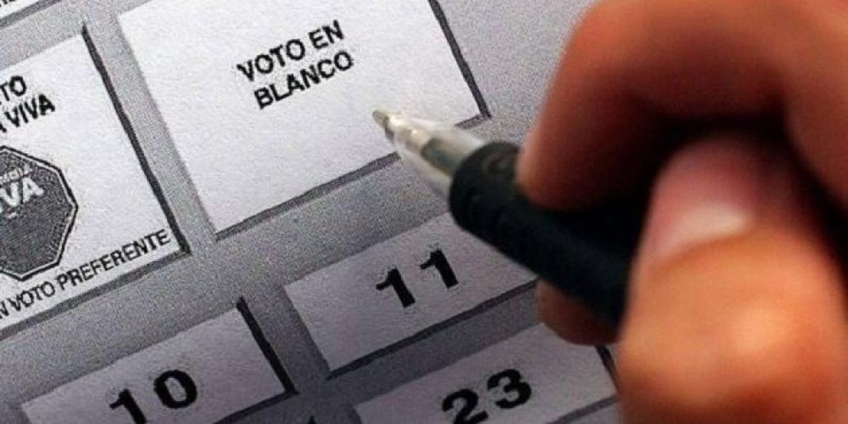 El voto en blanco se contabiliza aparte, no para un candidato en particular. El voto en blanco se contabiliza aparte, no para un candidato en particular.