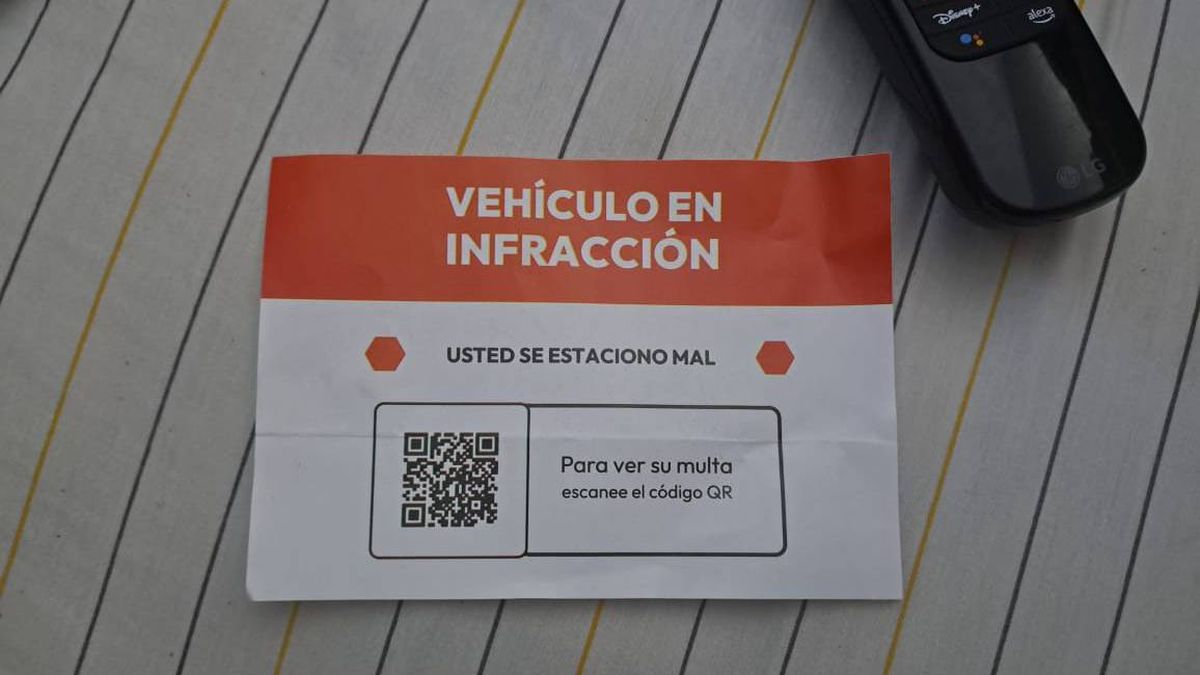 La supuesta multa de Tránsito que dejan en los vehículos para que los conductores escaneen el QR.