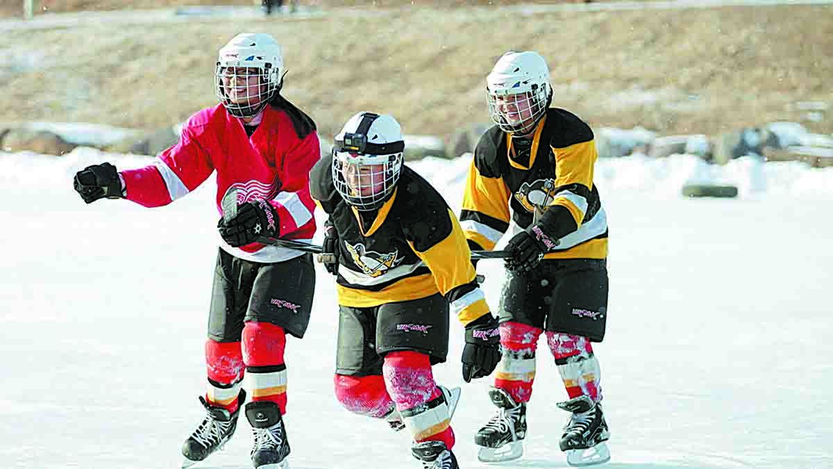 Una escena del documental muestra a jóvenes jugadores de hockey sobre hielo entrenando en un río congelado en el distrito de Yanqing