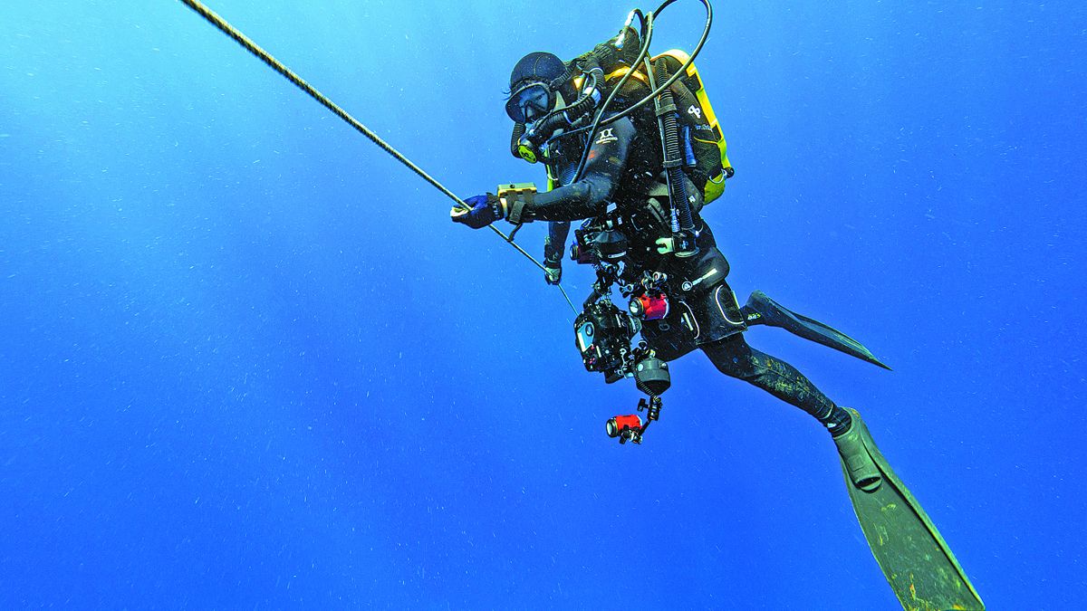 El fotógrafo Zhang Fan desciende durante una inmersión en Brunei el año pasado. PARA USO DE CHINA DAILY &nbsp;