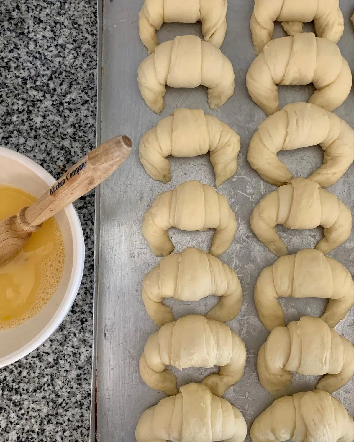 Paso a paso, la mejor receta para hacer medialunas de manteca caseras. Paso a paso, la mejor receta para hacer medialunas de manteca caseras.