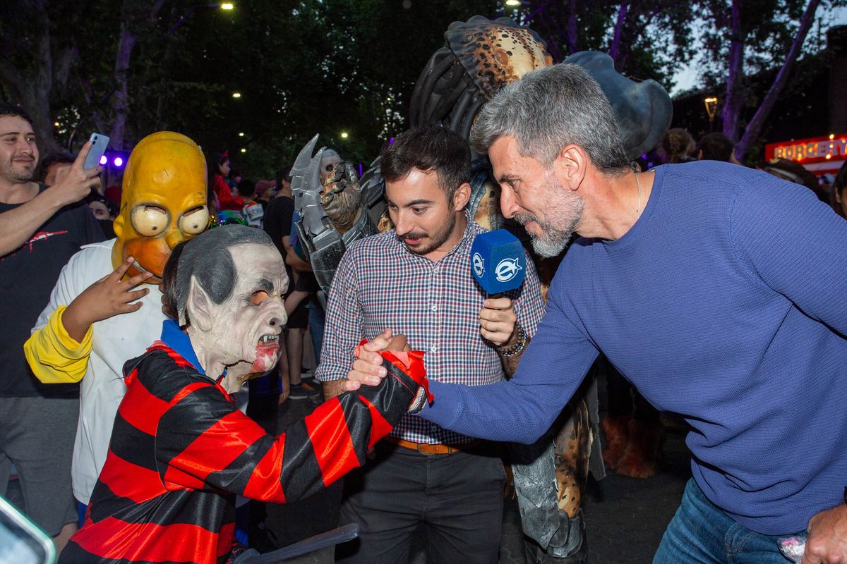 Ulpiano Suarez participó con su familia. Aquí, saludando a uno de los tantos personajes de terror que circulaban por la Arístides. Ulpiano Suarez participó con su familia. Aquí, saludando a uno de los tantos personajes de terror que circulaban por la Arístides.