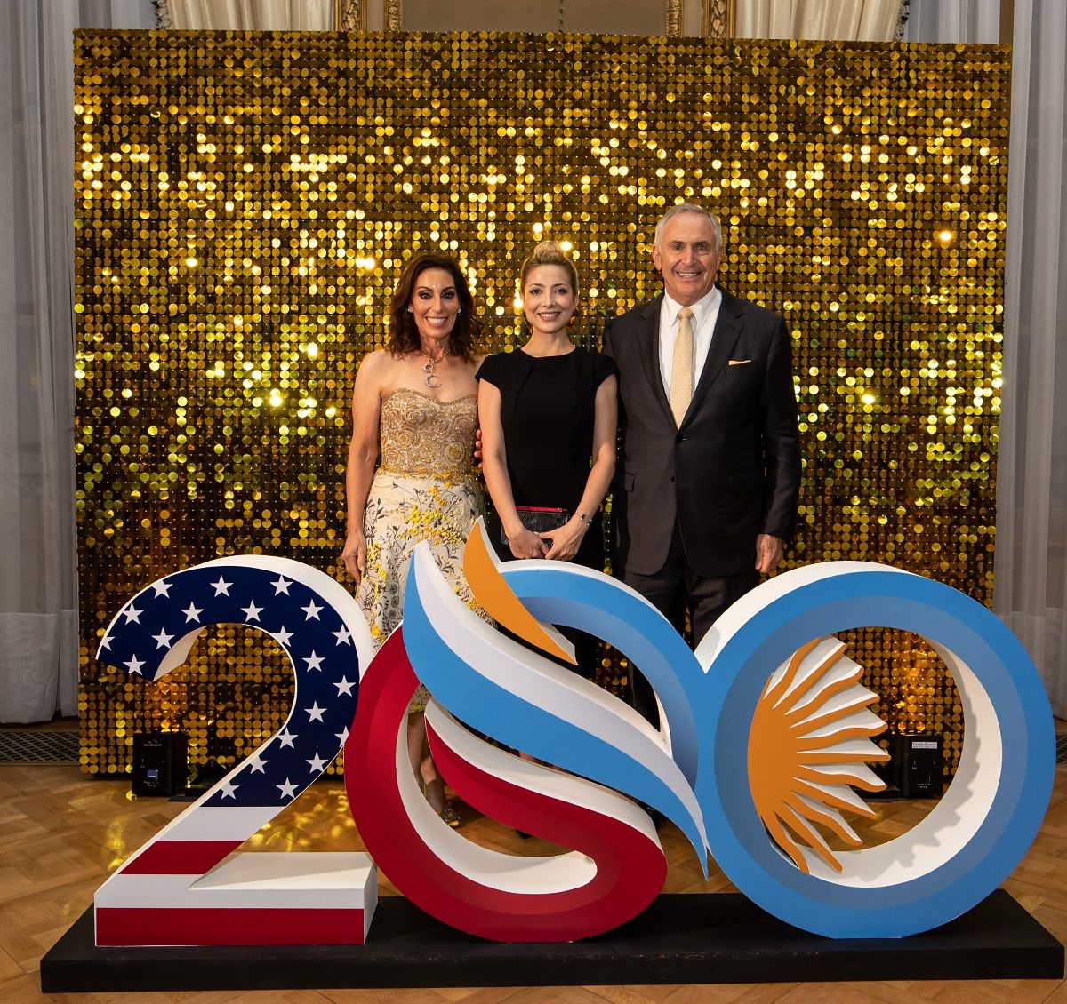 El embajador Marc R. Stanley junto a su esposa , acompañados por la Primera Dama de Argentina Fabiola Yañez.